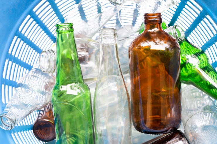 Photo bouteilles en verre dans la corbeille.