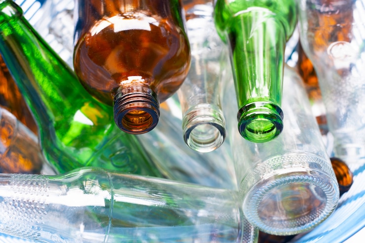Photo bouteilles en verre dans la corbeille.