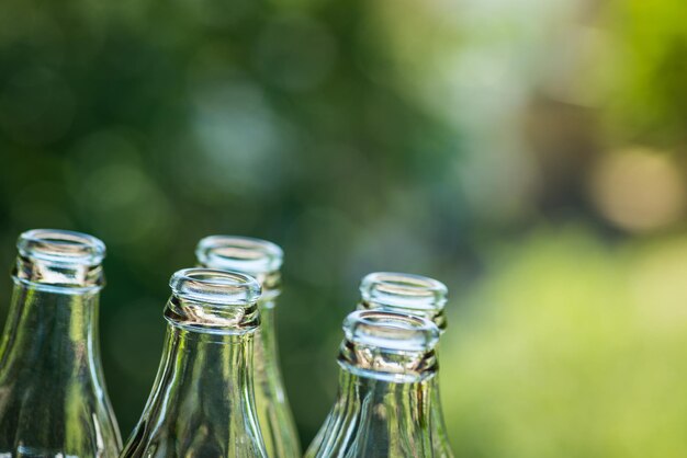 Bouteilles en verre sur le fond ensoleillé