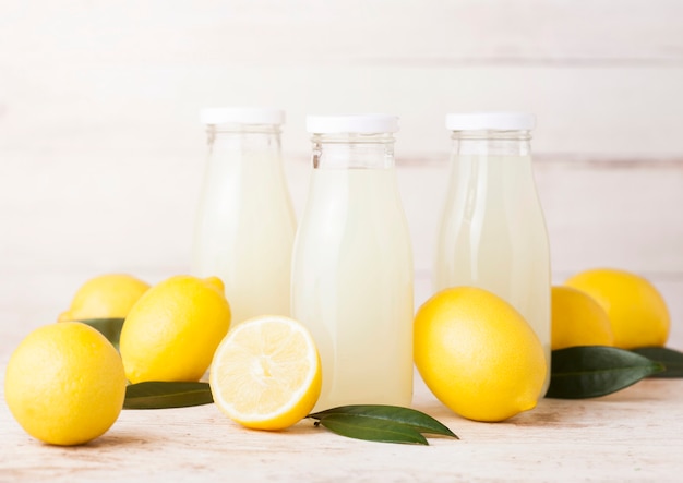 Bouteilles en verre de fruits de jus de citron frais bio