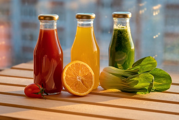 bouteilles en verre avec jus de fruits frais colorés et smoothies de légumes