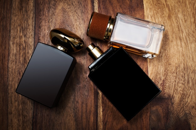 Bouteilles en verre de parfum masculin