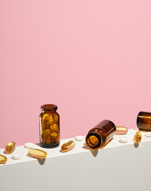 Bouteilles en verre pour médicaments, vitamines et pilules dispersées. Espace de copie pour le texte, composition à plat. Mode de vie sain et médecine.