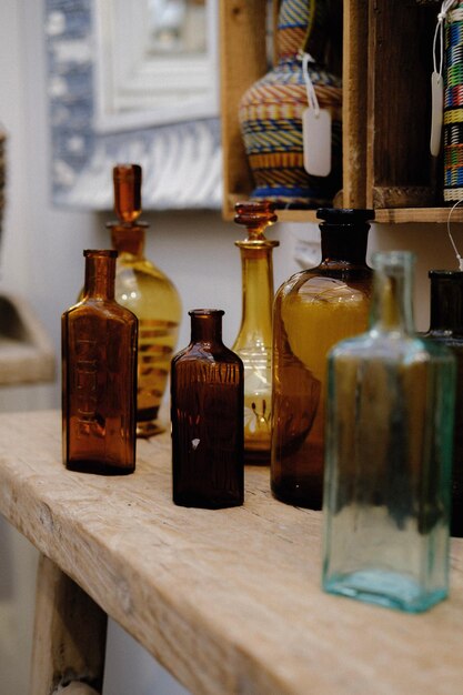 Photo des bouteilles de verre vides sur la table