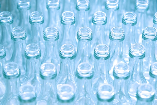 Bouteilles de verre vides en usine.