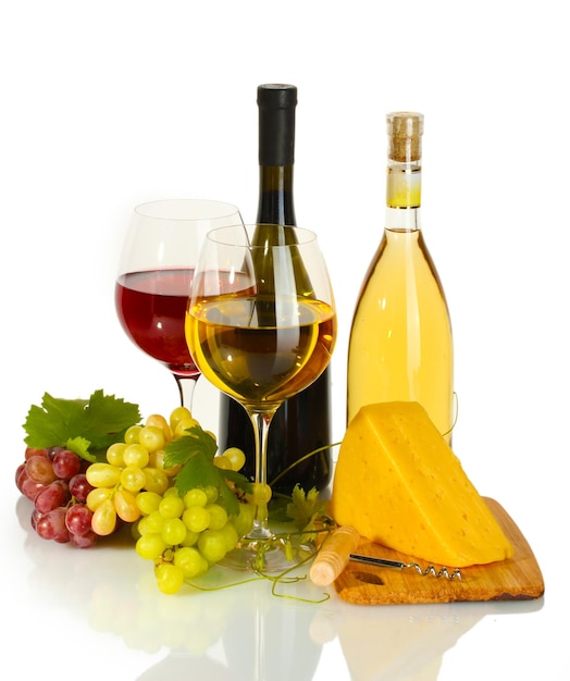 Bouteilles et verres de fromage de vin et de raisins mûrs isolés sur blanc
