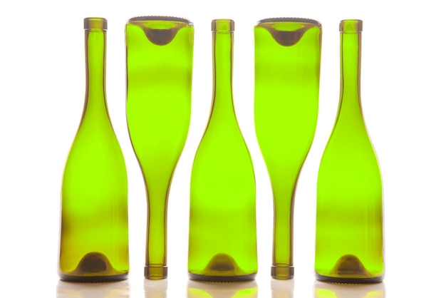 Bouteilles vides de vin sur fond blanc