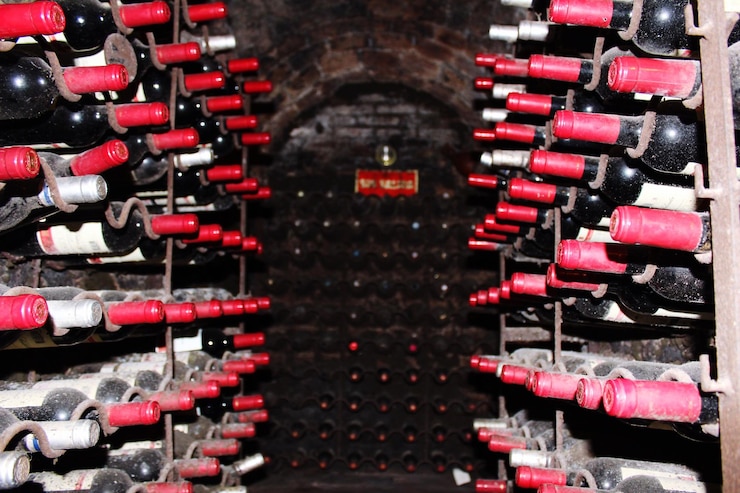 Photo bouteilles de vin dans le rack à la cave