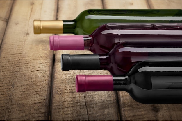 Photo bouteilles de vin en ligne sur fond de bois