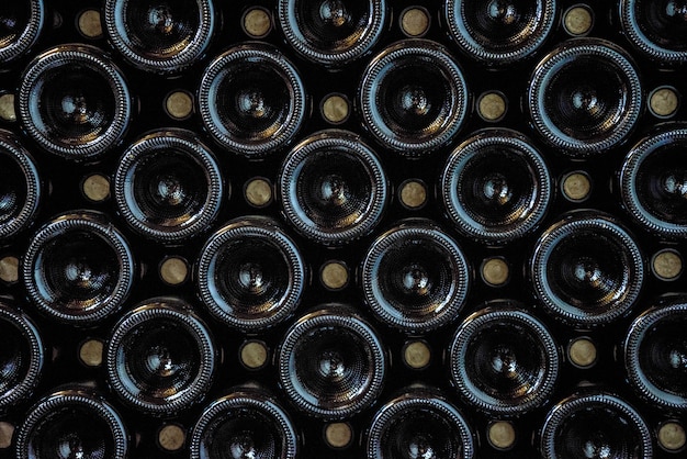 Bouteilles de vin noir alignées en rangées