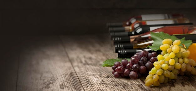 Bouteilles de vin et raisin