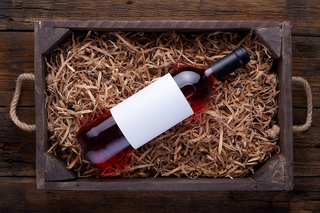 Bouteilles de vin rose emballées dans une boîte en bois ouverte