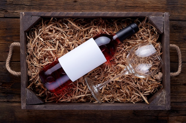 Bouteilles de vin rose emballées dans une boîte en bois ouverte