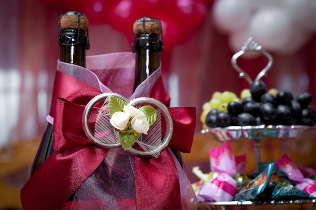 Bouteilles de vin sur une table de mariage