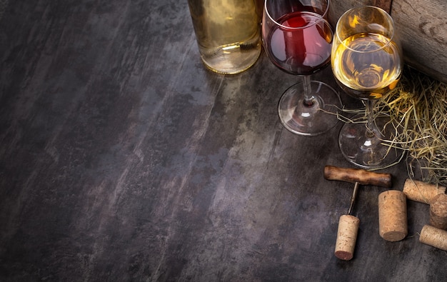 Photo bouteilles de vin et verre sur table avec espace de copie, arrière-plan