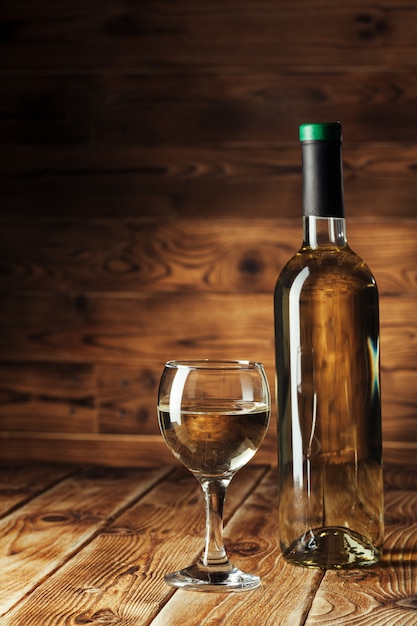 Bouteilles de vin avec verre
