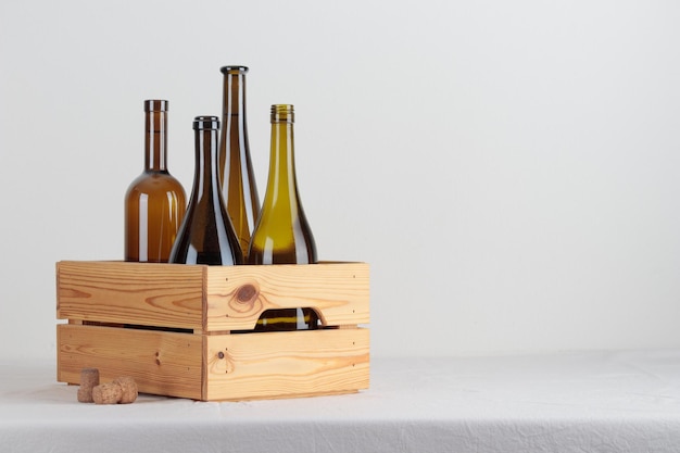 Bouteilles de vin vert dans la boîte sur la table