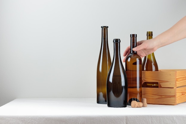 Bouteilles de vin vert dans la boîte sur la table