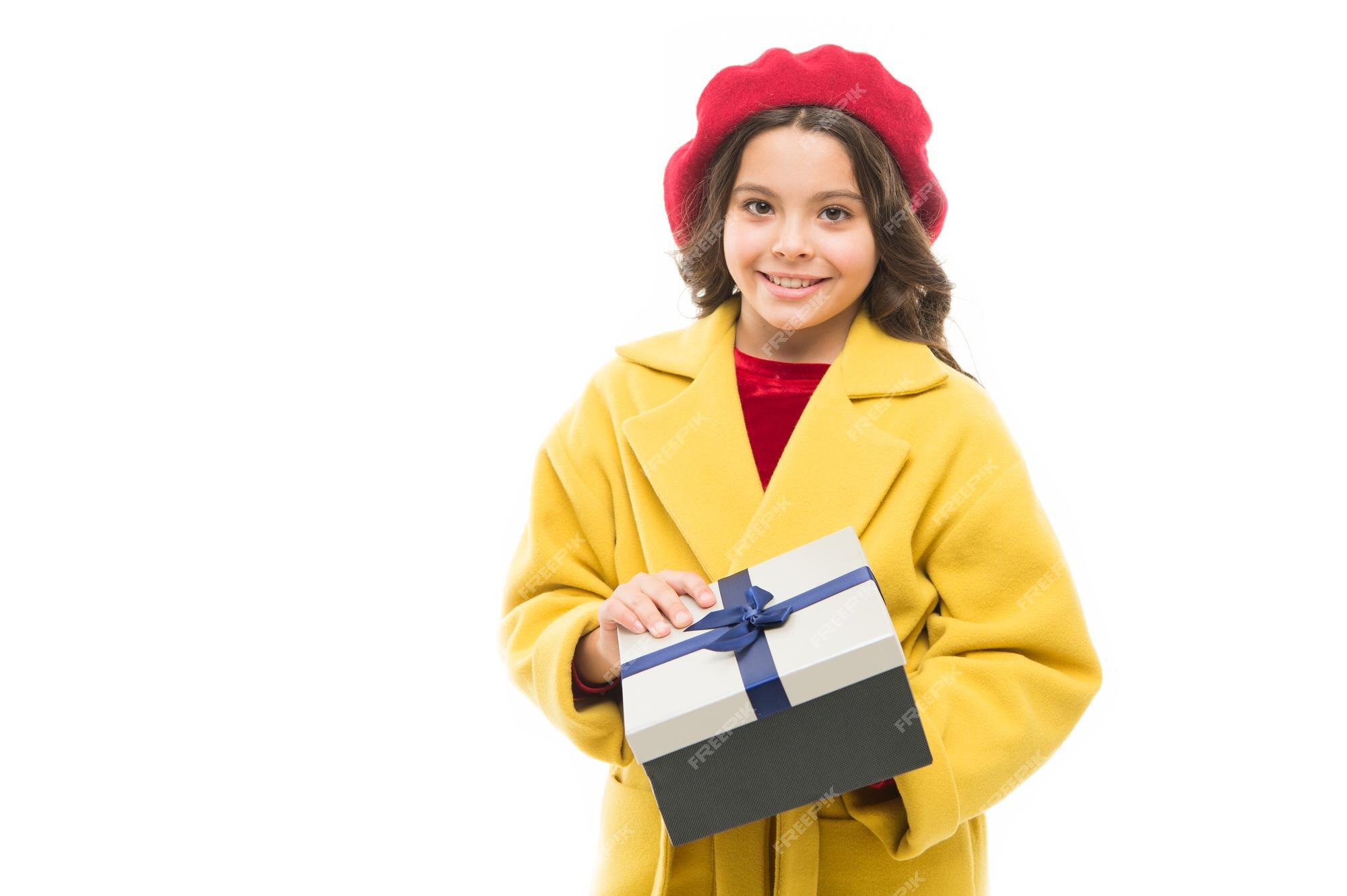 Cadeau D'anniversaire Enfant élégant Tenir Une Boîte Cadeau Fille Mignonne  Petite Dame Manteau Et Béret Porter Cadeau Concept De Magasinage De  Printemps Acheter Des Vêtements Et De Jolis Petits Cadeaux Pour La Saison  De Printemps Journée