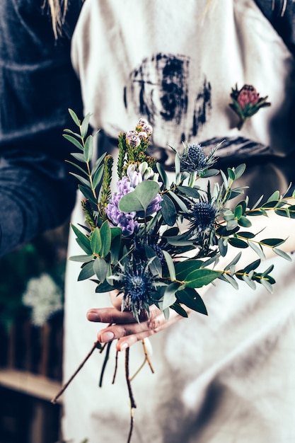 Boutique de fleuriste avec lieu de travail