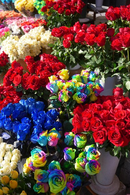 Boutique de fleurs à Istanbul exposition de fleurs pour la vente dans la boutique de rue