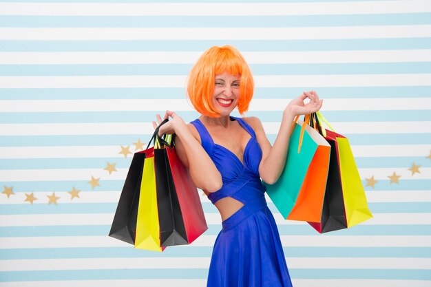 Boutique en ligne Mode Ventes du Black Friday Bon shopping en ligne Joyeuses fêtes Derniers préparatifs grande vente dans un centre commercial femme heureuse faire du shopping Fille folle avec des sacs à provisions