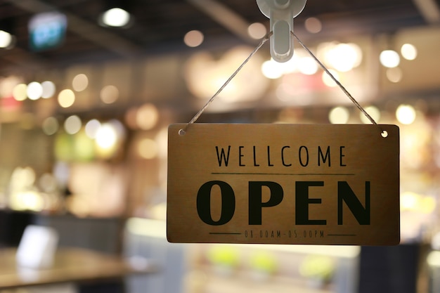 Boutique ouverte du signe de la vitrine, le restaurant affiche l'état d'ouverture