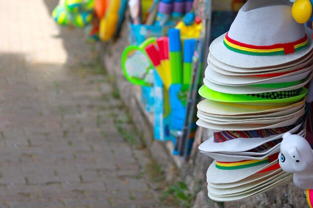 Boutique de souvenirs avec différents chapeaux d'été. Boutique de souvenirs.