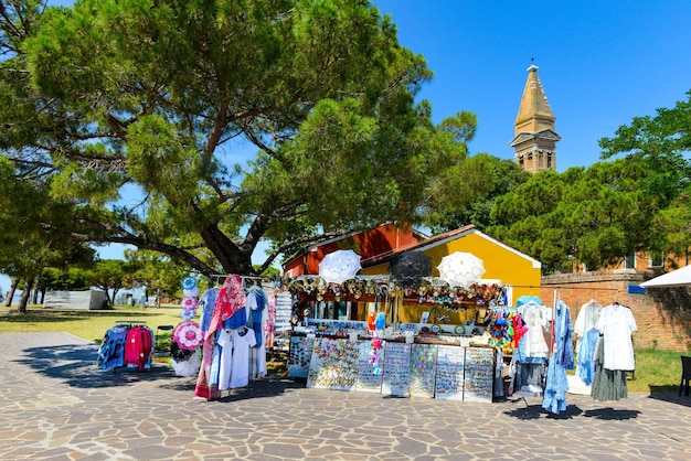 Boutique de souvenirs sur la rue principale de l'île de burano