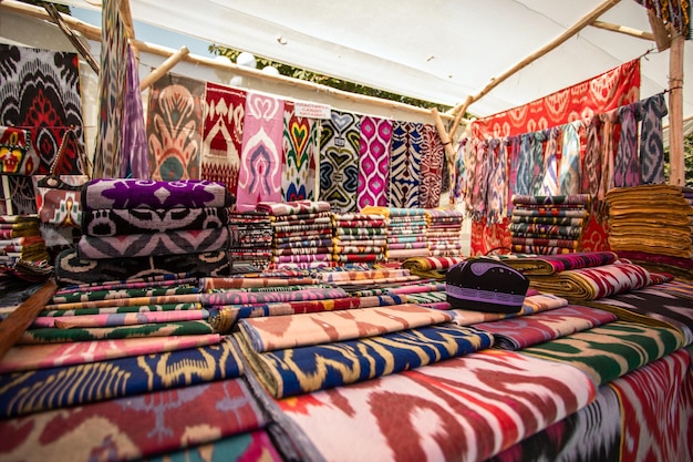 Boutique de tissus en soie sur la place du Registan