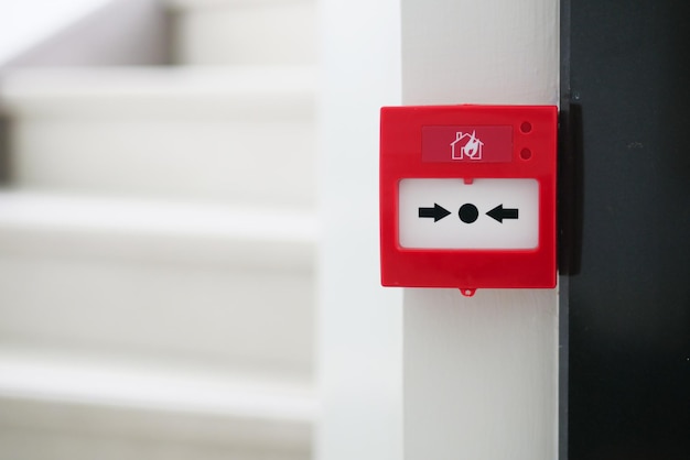 Bouton d'alarme incendie rouge sur le mur