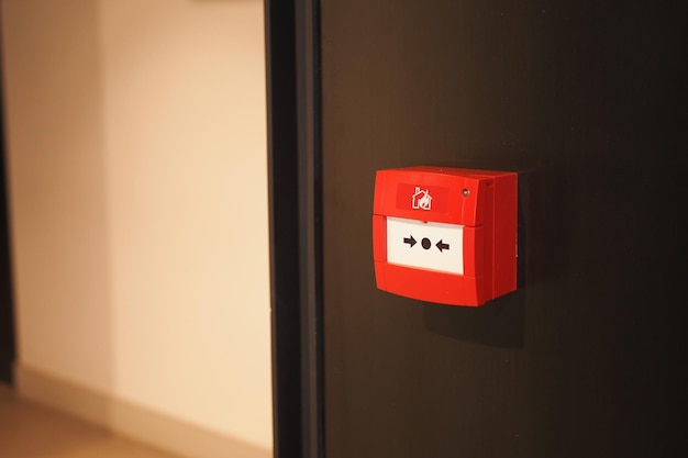 Bouton d'alarme d'incendie rouge sur le mur