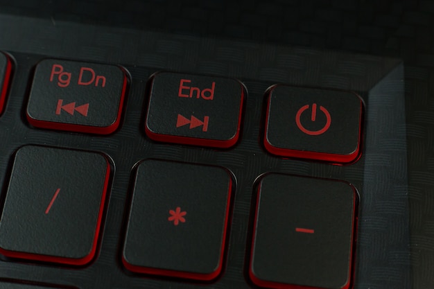 Le bouton d'alimentation rouge sur l'image du clavier d'ordinateur portable.