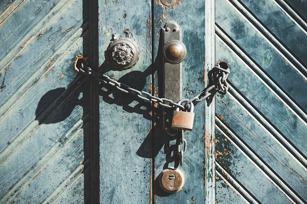 Bouton Et Cadenas Sur Une Porte En Bois Bleu Patiné D'une Ancienne Usine