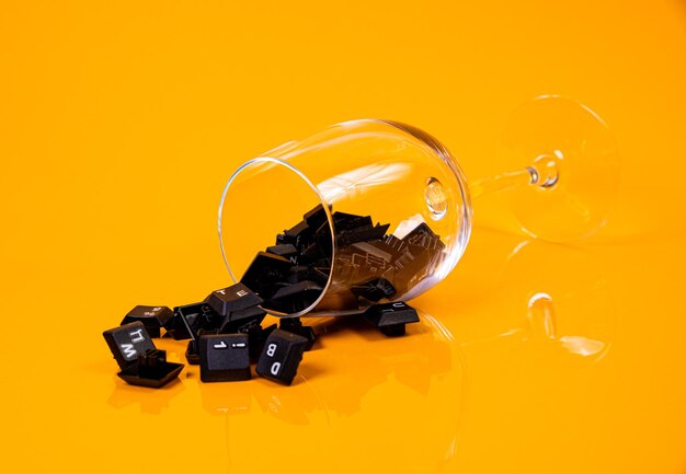 Bouton clavier en verre dans un bocal dans un seau sur fond orange