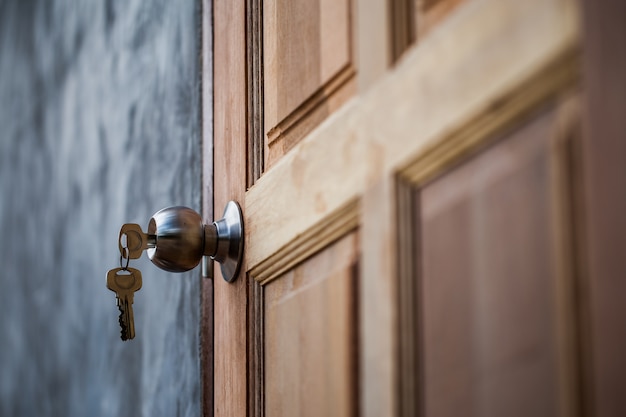 bouton, clé et porte en bois