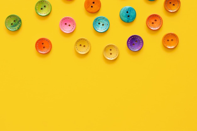 Bouton coloré sur fond jaune