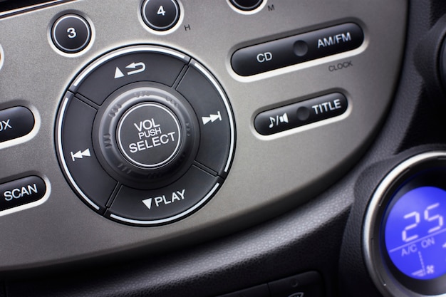 Bouton de contrôle de l&#39;audio multimédia dans l&#39;habitacle de la voiture pour le réglage du volume radio et audio.