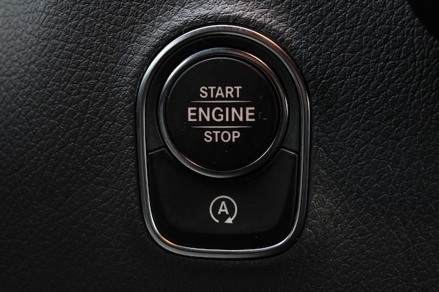 Bouton de démarrage du moteur d'un fourgon Mercedes Benz Sprinter