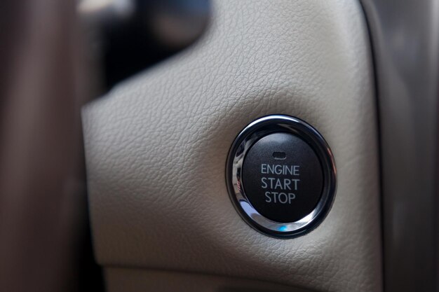 Bouton de démarrage dans une voiture moderne, intérieur avec auto