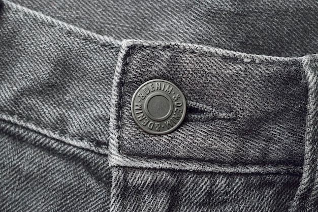 Bouton sur un jean en denim gris