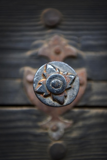 Bouton de porte en fer rouillé sur porte en bois vintage