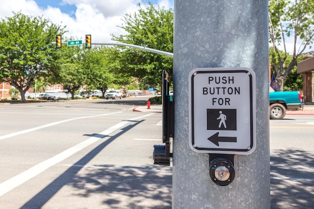 Bouton poussoir pour signe de passage pour piétons sur une route aux États-Unis