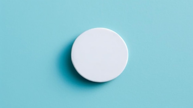 Un bouton rond blanc sur fond bleu