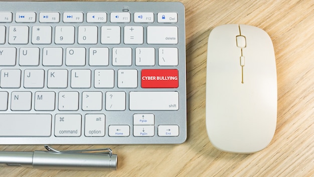 Photo bouton rouge de cyberintimidation sur clavier argenté.
