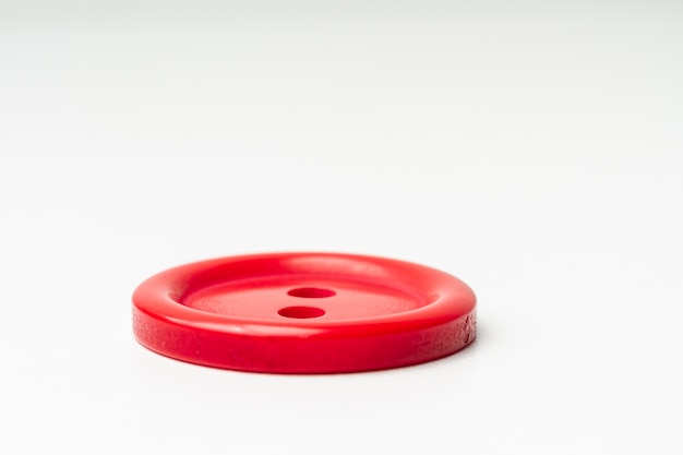 Un bouton rouge sur fond blanc