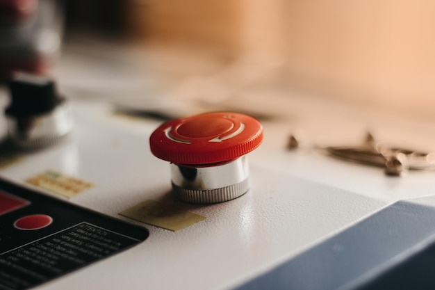 Un bouton rouge sur une machine avec le mot " stop " dessus