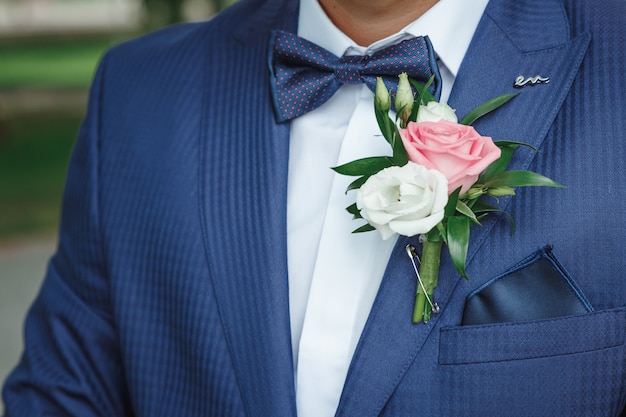 Boutonnière pour le marié. mariage, relations familiales, attirail de mariage.