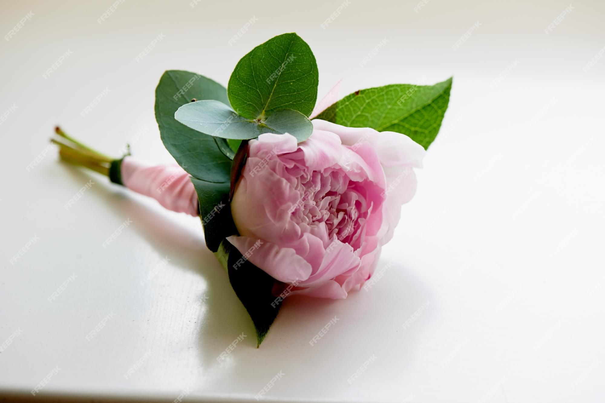 Boutonnière Pour Le Marié Pivoine Rose Fleuristerie De Mariage | Photo  Premium