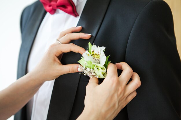 Boutonnière sur le revers du marié